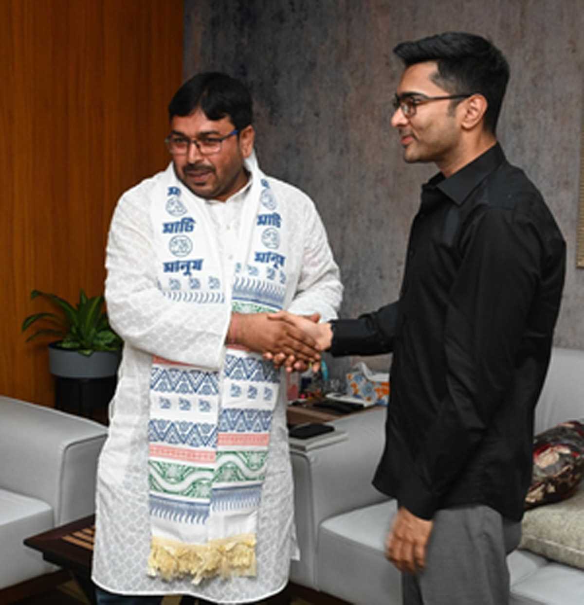 पश्चिम बंगाल में एक और भाजपा विधायक तृणमूल में शामिल